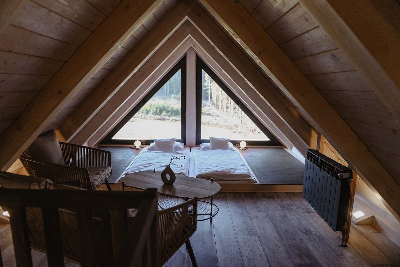 Podkroví s matracemi v podlaze pod šikmou střechou
