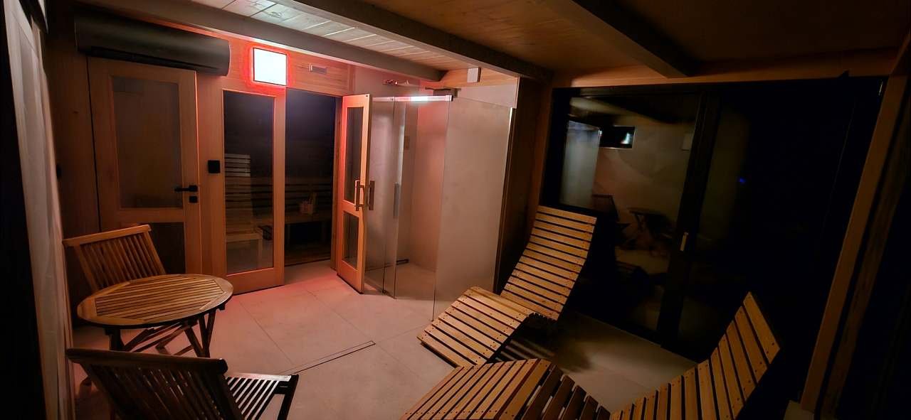 Sauna a relaxační místnost v samostatném wellness domku