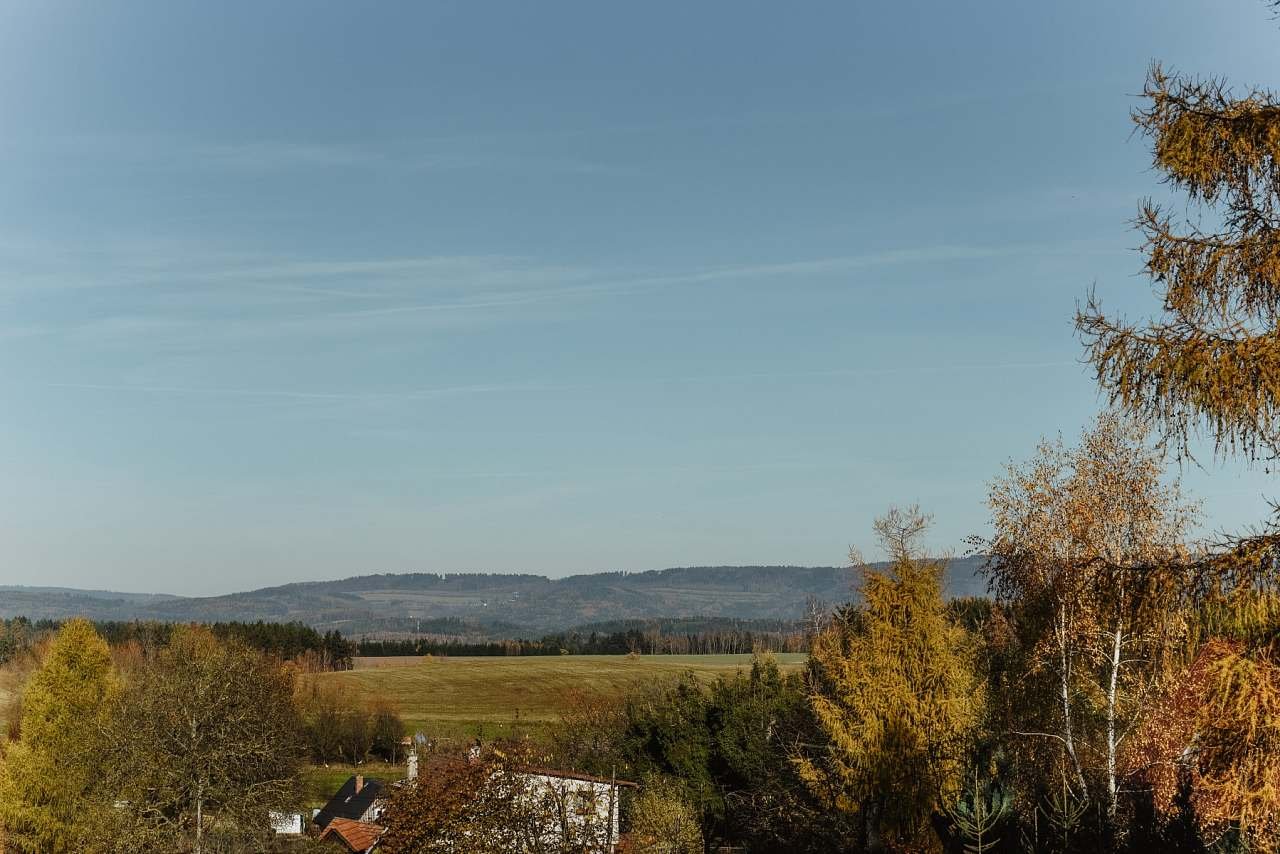 Výhled do podkrkonošské krajiny z okolí chalupy